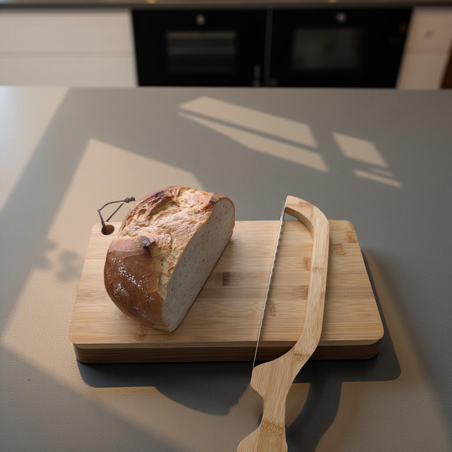 Brotschneide-Set aus Holz – Präziser Brotschneider mit integriertem Messer | Bambus & Akazie